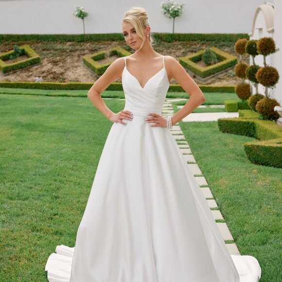 New Off White Wedding Satin Ball Dress w/ V-Neckline & Flowing Train NX JE1015 - Picture 4 of 12